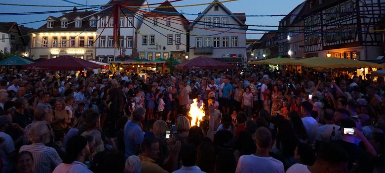 Publikum auf dem Marktplatz am Abend des Johannisfests
