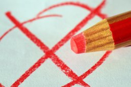 Kreuz mit buntem Stift