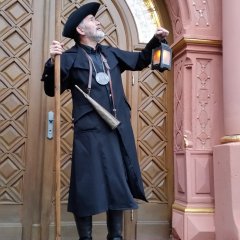 Nachtwächter vor dem Rathaus