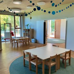 Tische im Gruppenraum der Kita Kleestadt