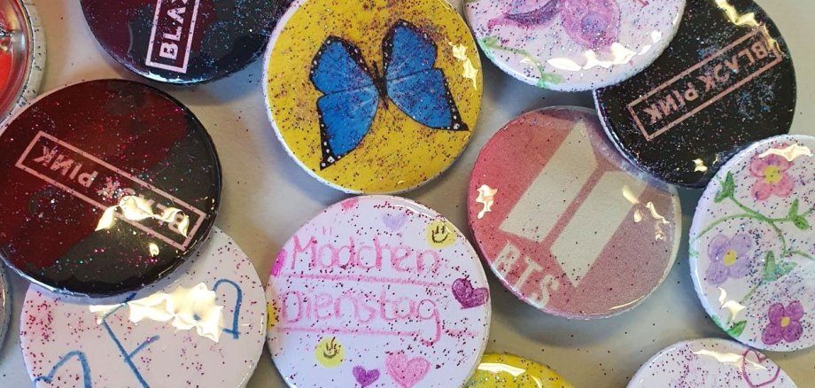 Von den Mädchen selbstgestaltete bunte Buttons