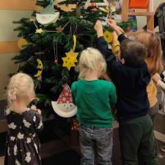 Kita Richen schmückt Weihnachtsbaum im Amtsgericht