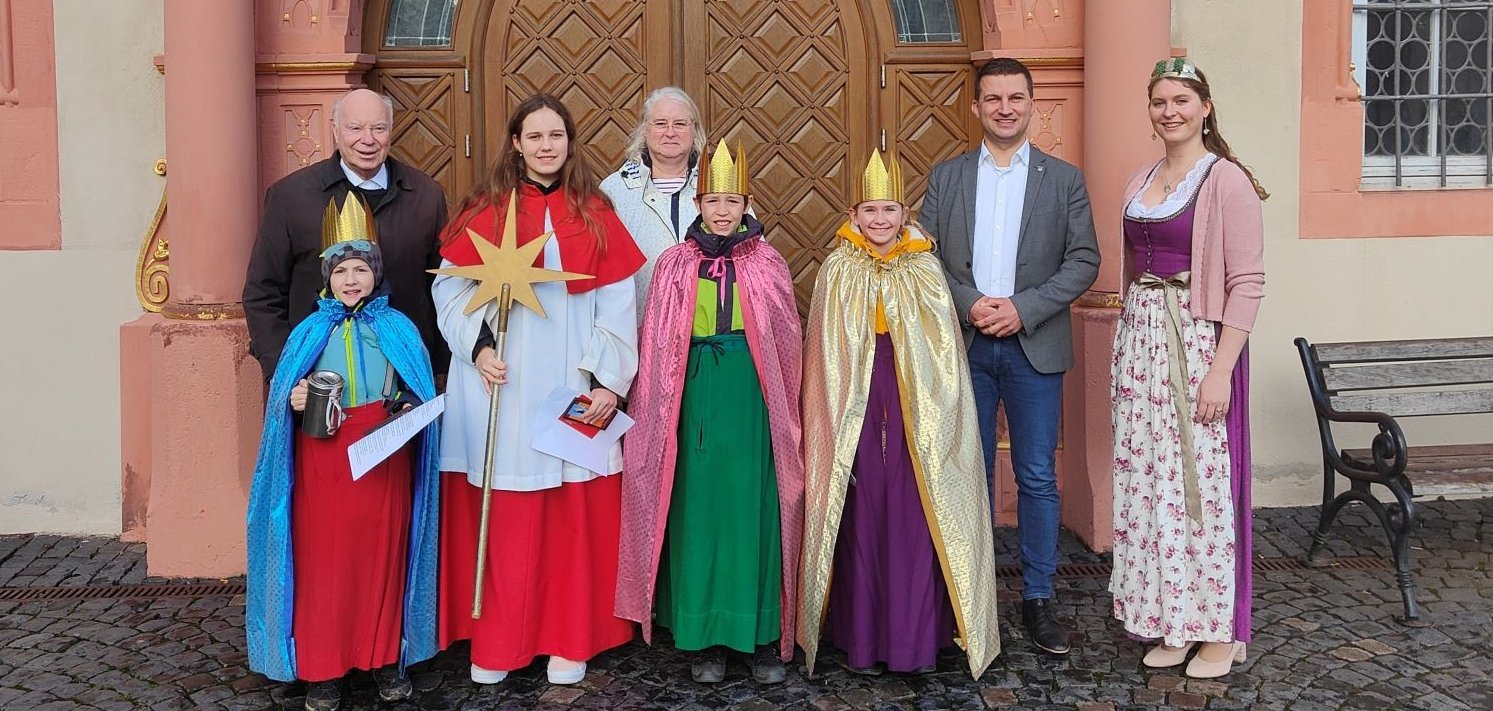 Sternsinger vor der Säulenhalle