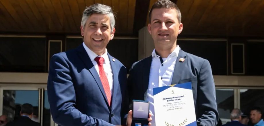 Santo Tirsos Bürgermeister Alberto Costa und Bürgermeister René Kirch nach der Übergabe der Medaille mit Urkunde für Joachim Ruppert.