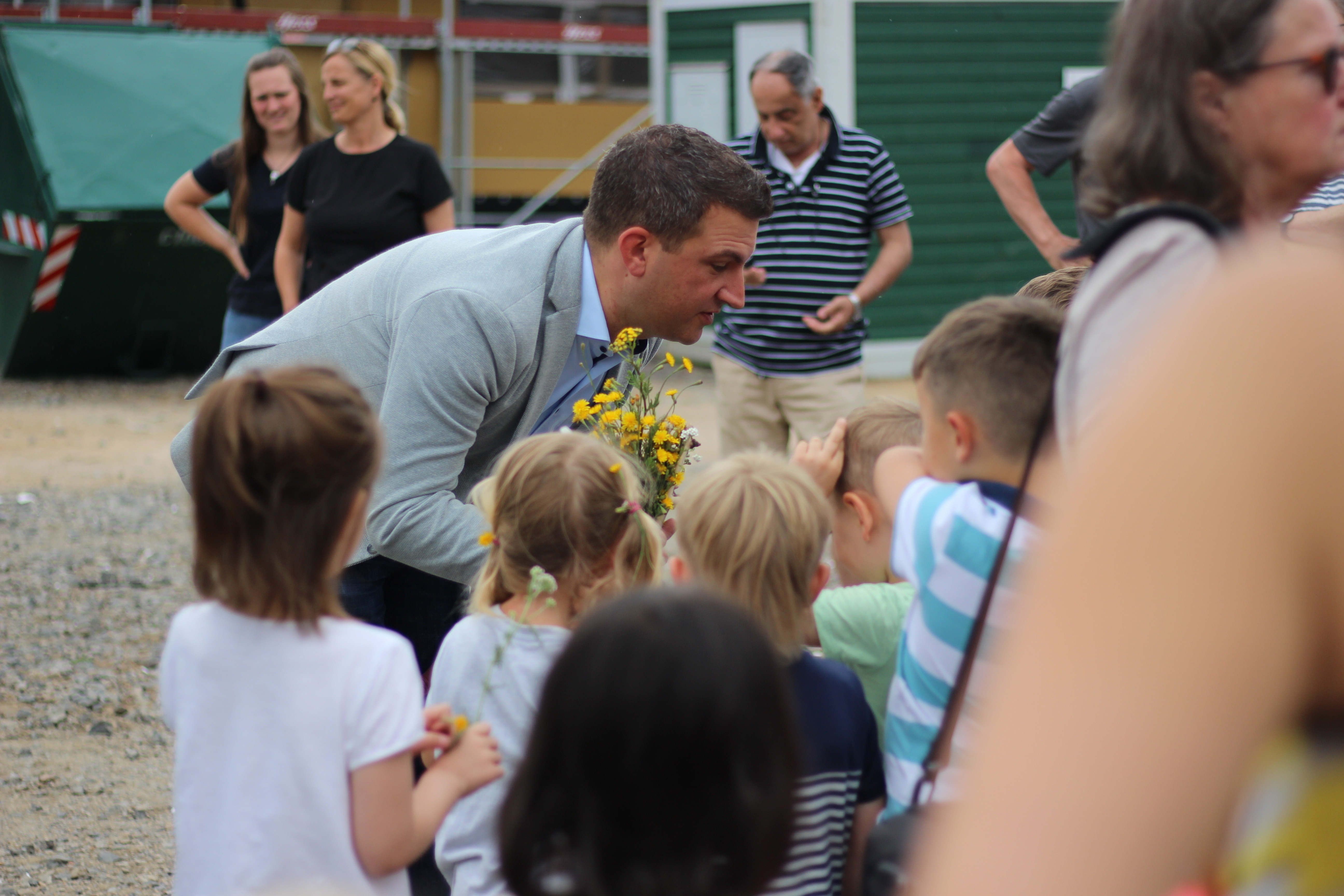 Kinder begrüßen Bürgermeister René Kirch