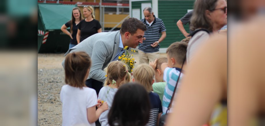 Kinder begrüßen Bürgermeister René Kirch