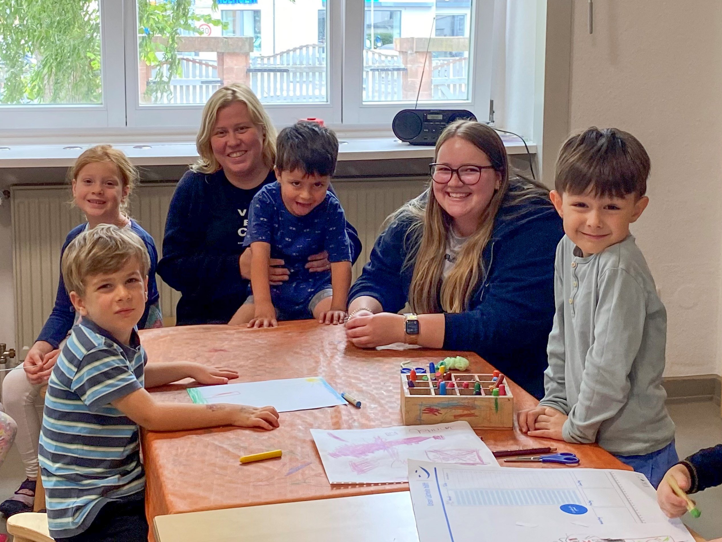 Sara Ulrich, zweite von rechts und Anne Hirsch, Mitten im Geschehen