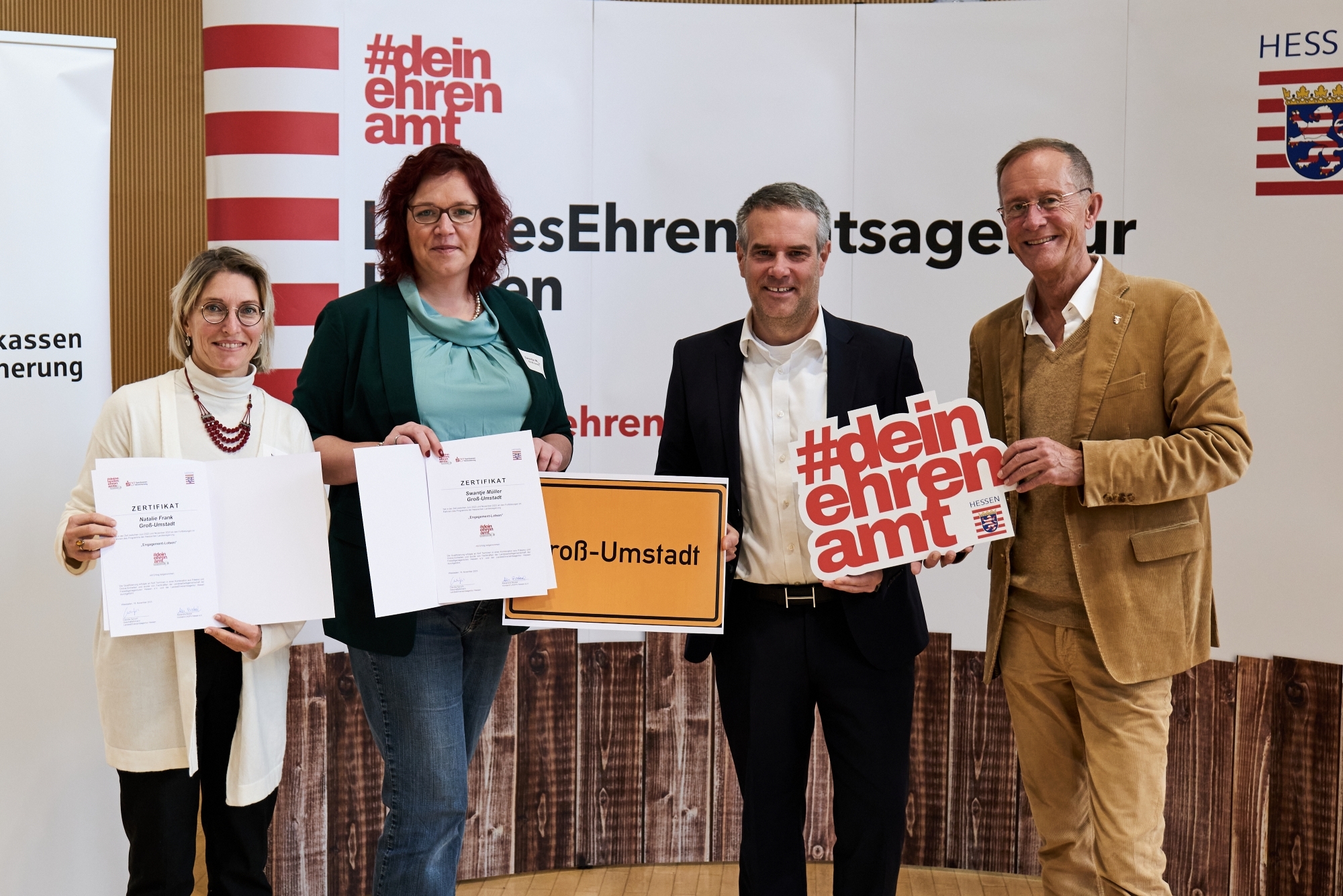 Der Chef der Hessischen Staatskanzlei, Staatsminister Axel Wintermeyer, hat gemeinsam mit Michael Meiers, Mitglied des Vorstands der SV SparkassenVersicherung, die Abschlusszertifikate an die neuen Engagement-Lotsen überreicht. 