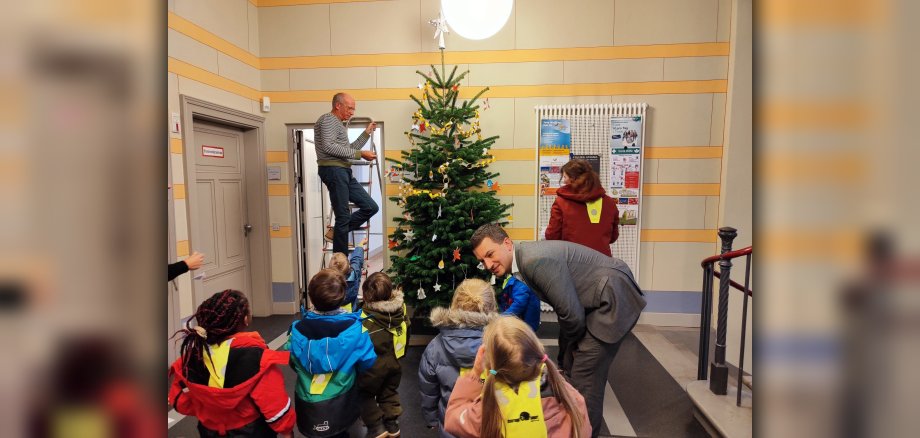 Kinder des KIZ schmücken Weihnachtsbaum im Amtsgericht