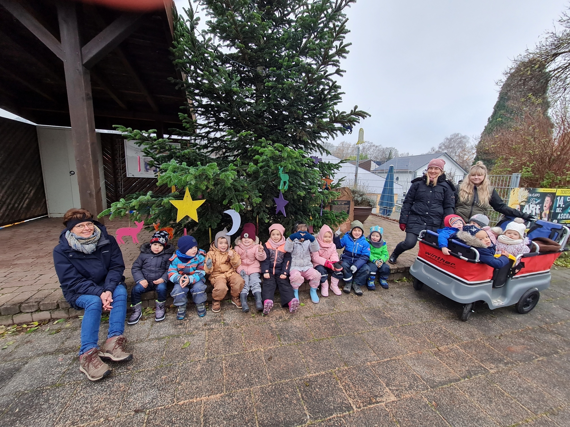 Kitakinder von Raibach schmücken Weihnachtsbaum