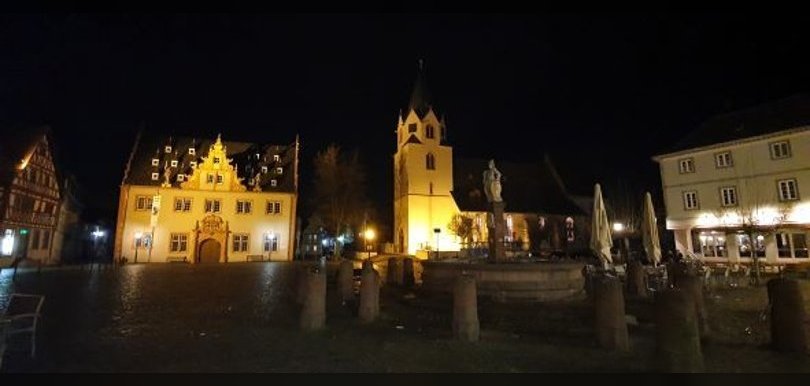 Marktplatz mit Rathaus und Kirche bei Nacht