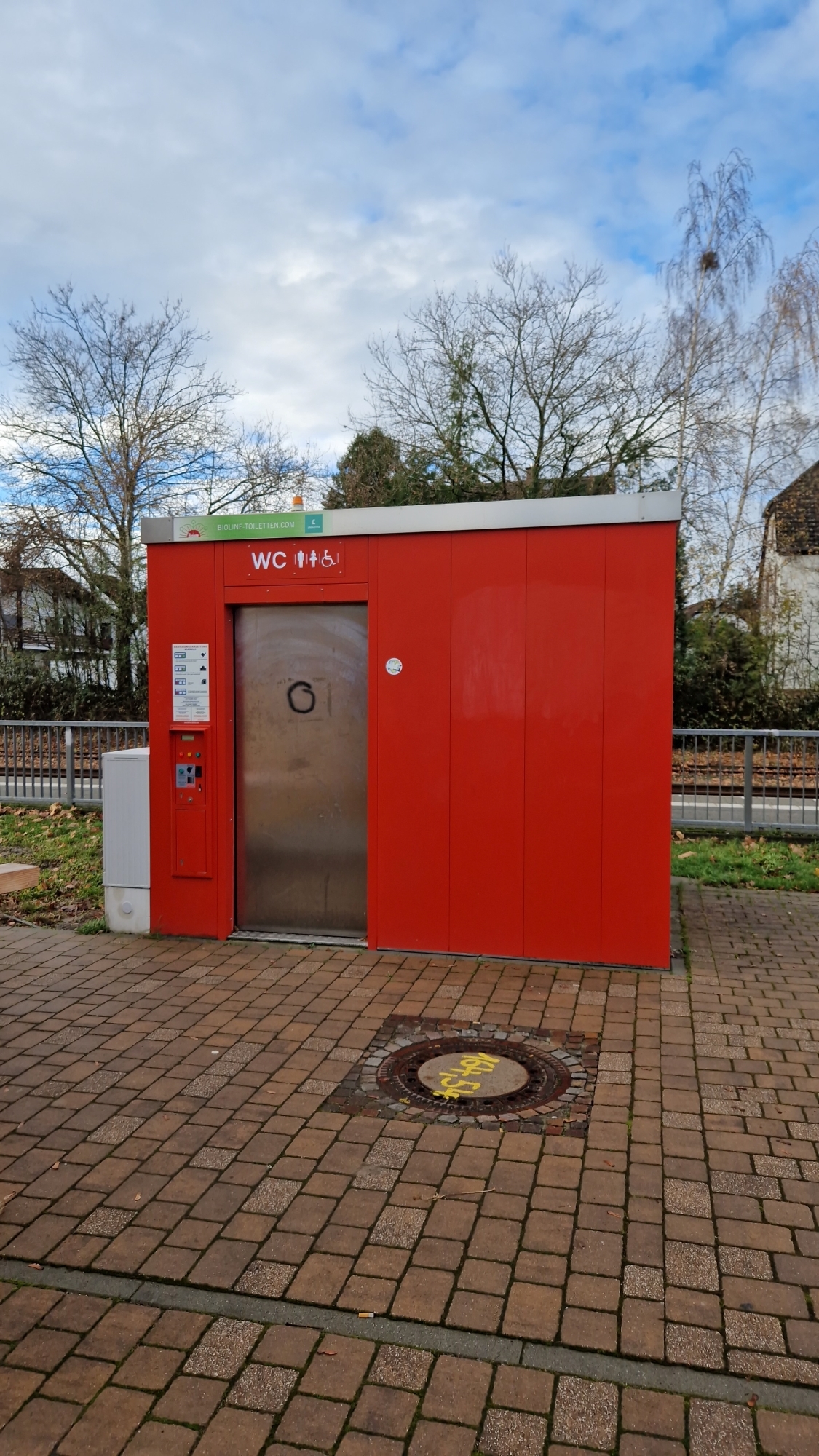 Öffentliche Toilette am Bahnhof
