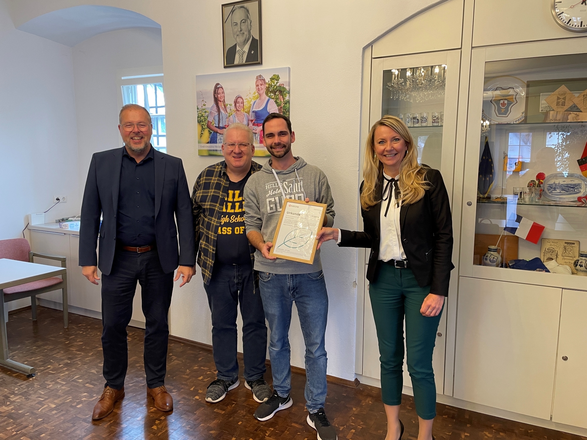 Übergabe der CO2-Urkunde an die IT-Mitarbeiter