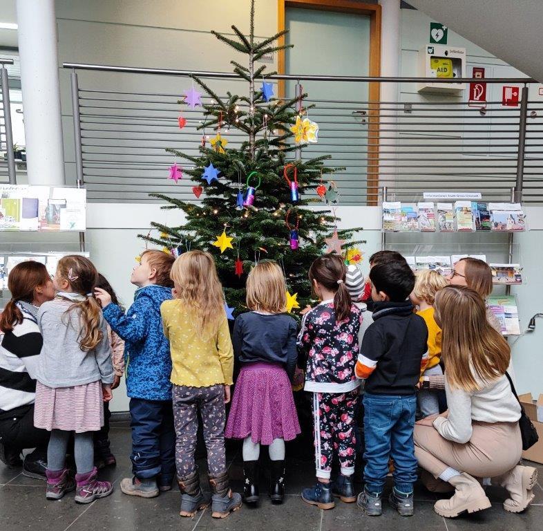 Kinder des Haus der Kinder schmücken Weihnachtsbaum im Rathaus
