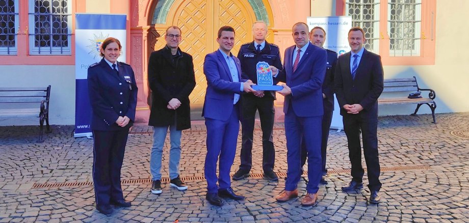 Polizei und Verwaltung vor dem Rathaus