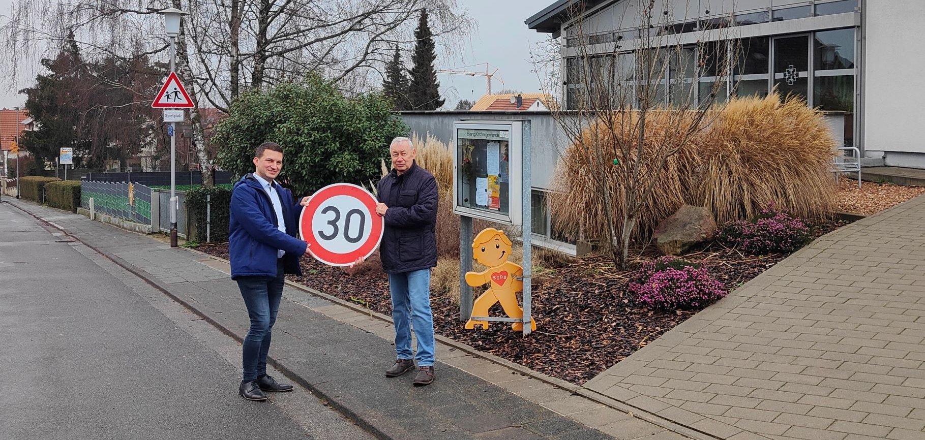 Bürgermeister Kirch und Ortsvorsteher Ohl vor dem Kindergarten Heinzelmännchen