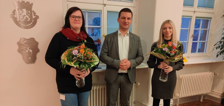 Verwaltungsfachwirtinnen Tanja Hoch und Ramona Walther mit Bürgermeister Kirch