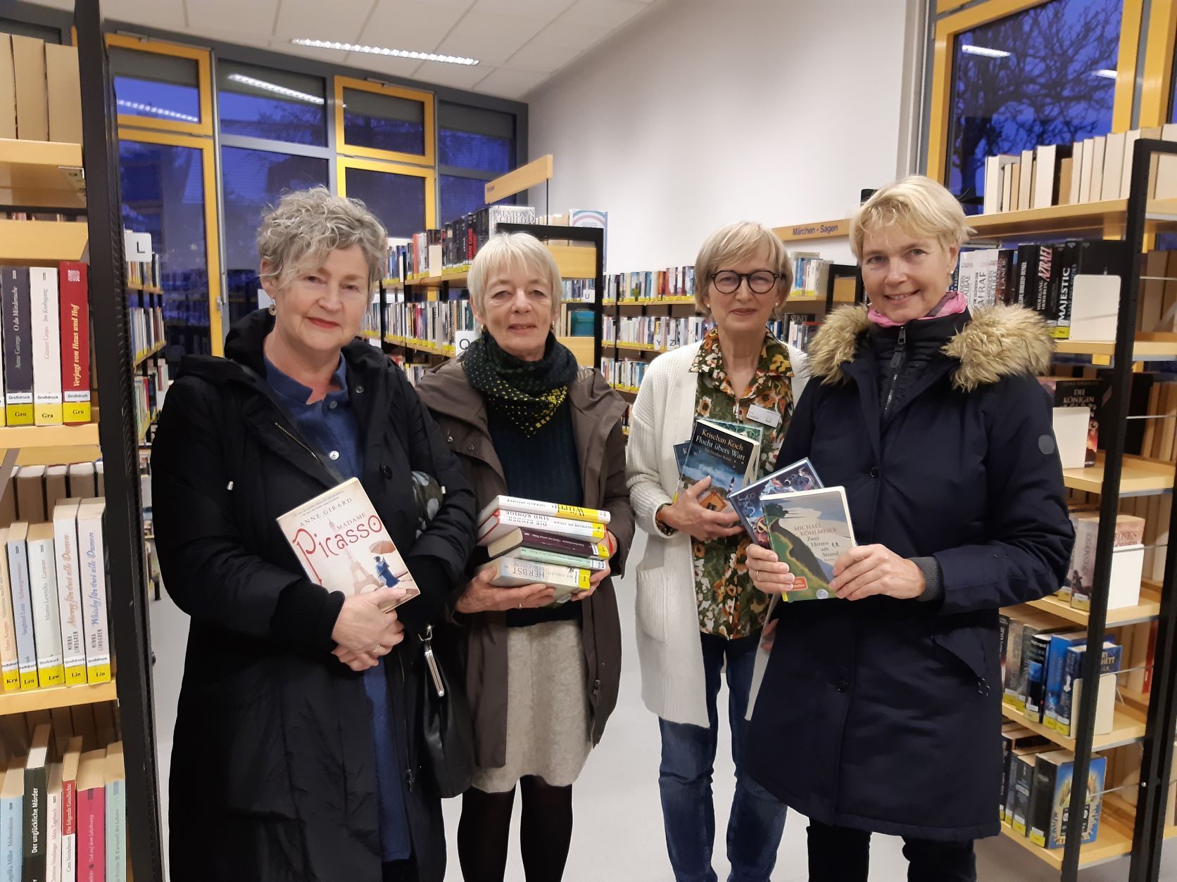 Rosemarie Mahlstedt (Bücherraben), Christina Friedl (Bücherraben), Karla Goetze (Leiterin Stadtbücherei), Ute Sikora (Bücherraben)