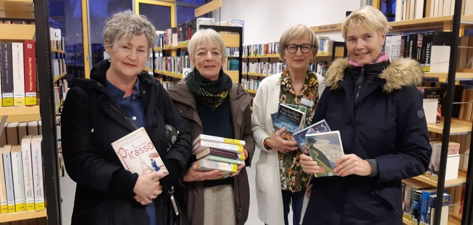 Rosemarie Mahlstedt (Bücherraben), Christina Friedl (Bücherraben), Karla Goetze (Leiterin Stadtbücherei), Ute Sikora (Bücherraben)