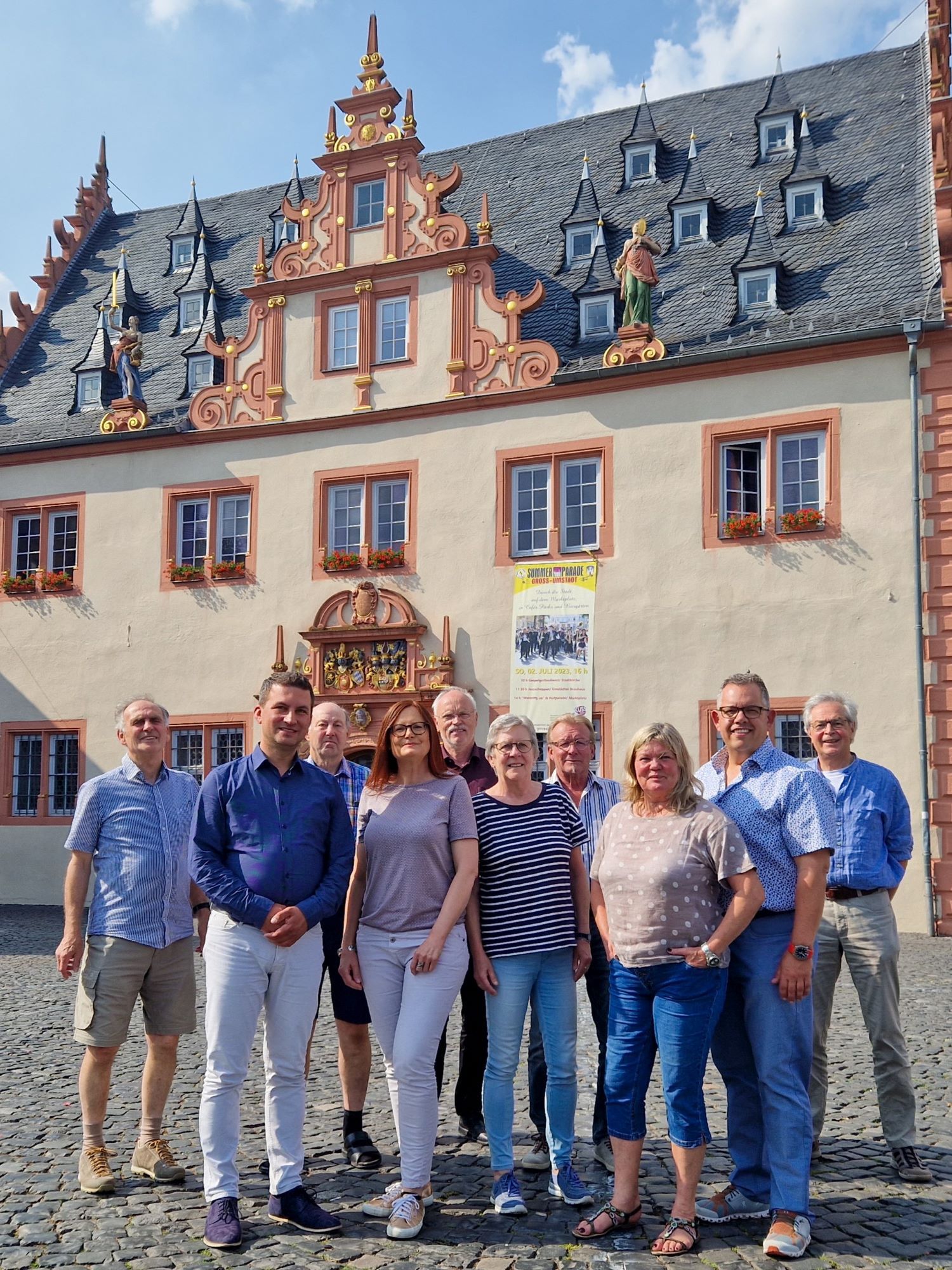 Magistratmitglieder vor dem Rathaus