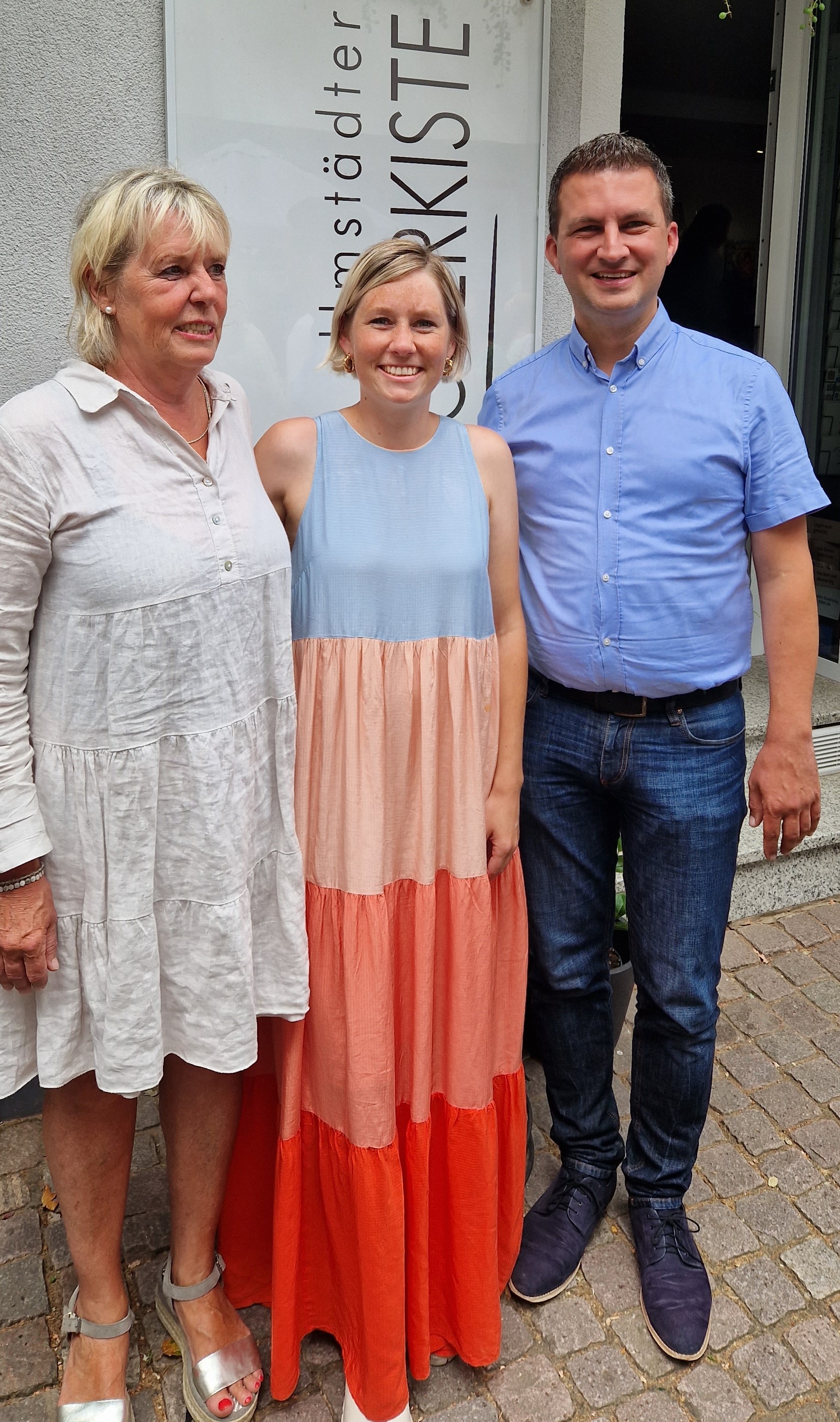 Bürgermeister Kirch und die Besitzerinnen der Umstädter Bücherkiste