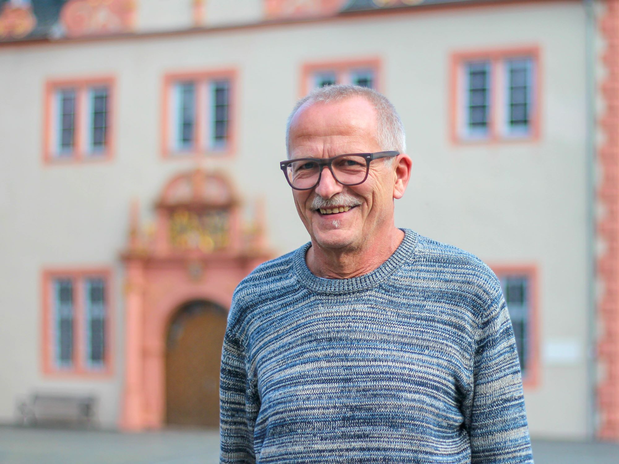 Bruno Naggatz vor dem Rathaus