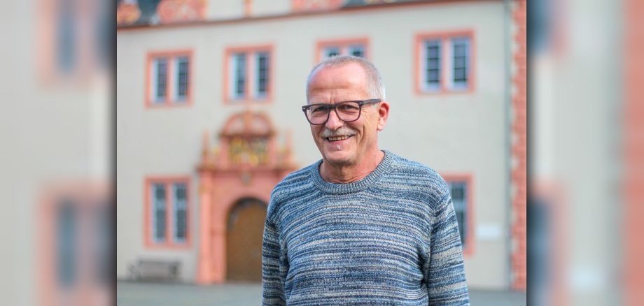 Bruno Naggatz vor dem Rathaus