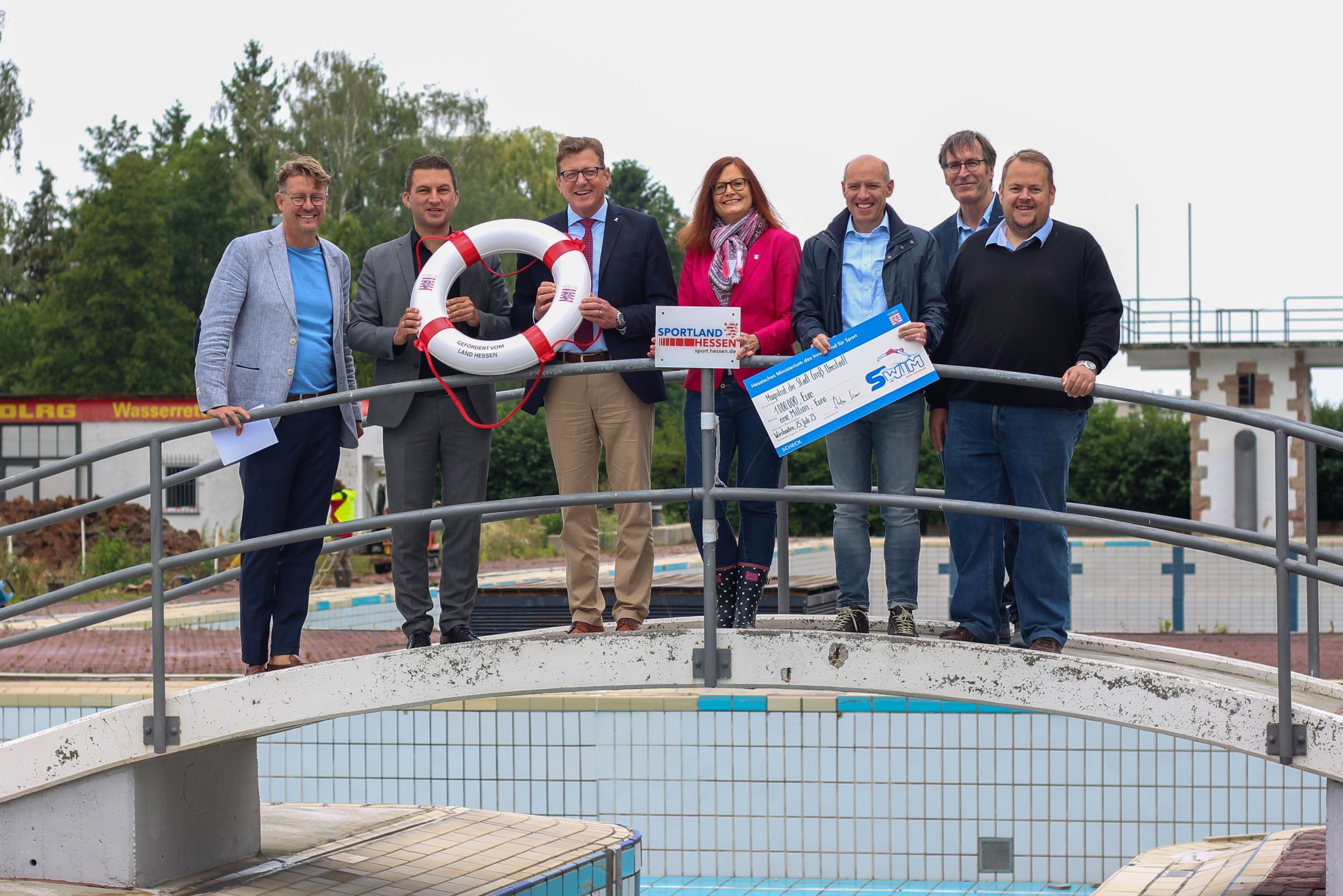 Architekt Andreas Schmidt, Bürgermeister René Kirch, Staatsekrtär Stefan Sauer, Erste Stadträtin Miriam Mohr, Landtagsabgeordneter Manfred Pentz, städtischer Projektleiter Markus Dittmann und Stadtverordnetenvorsteher Heiko Handschuh
