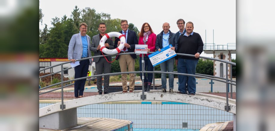 Architekt Andreas Schmidt, Bürgermeister René Kirch, Staatsekrtär Stefan Sauer, Erste Stadträtin Miriam Mohr, Landtagsabgeordneter Manfred Pentz, städtischer Projektleiter Markus Dittmann und Stadtverordnetenvorsteher Heiko Handschuh