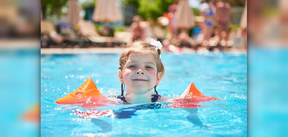 Mädchen schwimmt