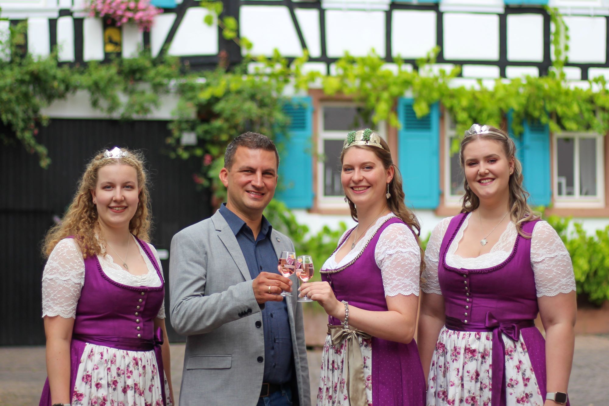 Groß-Umstädter Weinhoheiten 2022/23 und Bürgermeister Kirch