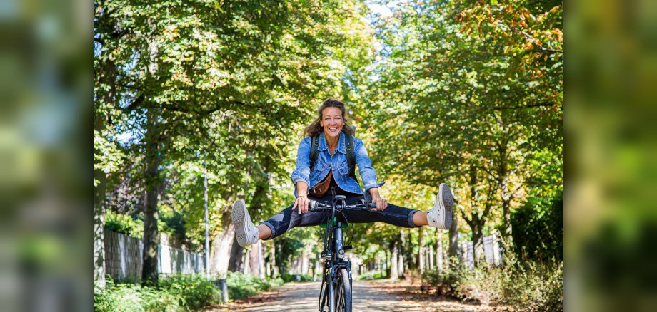 Frau auf Fahrrad