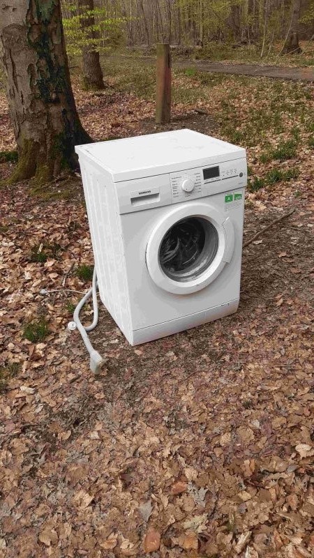 Wilder Müll: Waschmachine im Wald