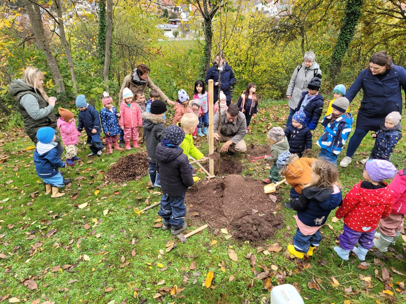 Die Kinder der Kita Raibach pflanzen einen Apfelbaum