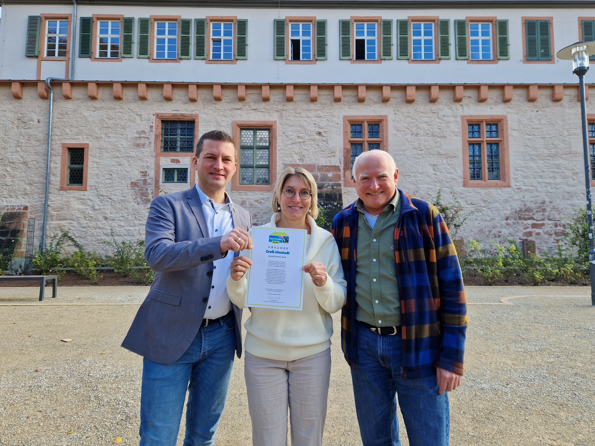 Bürgermeister René Kirch, Reiner Michaelis und Natalie Frank werben für Fairtrade