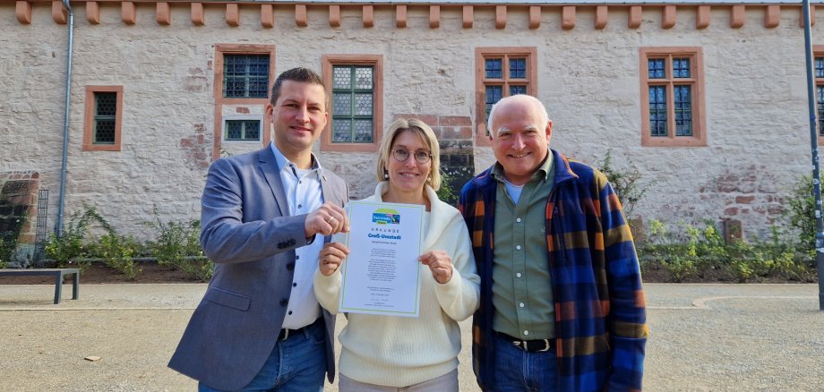 Bürgermeister René Kirch, Reiner Michaelis und Natalie Frank werben für Fairtrade