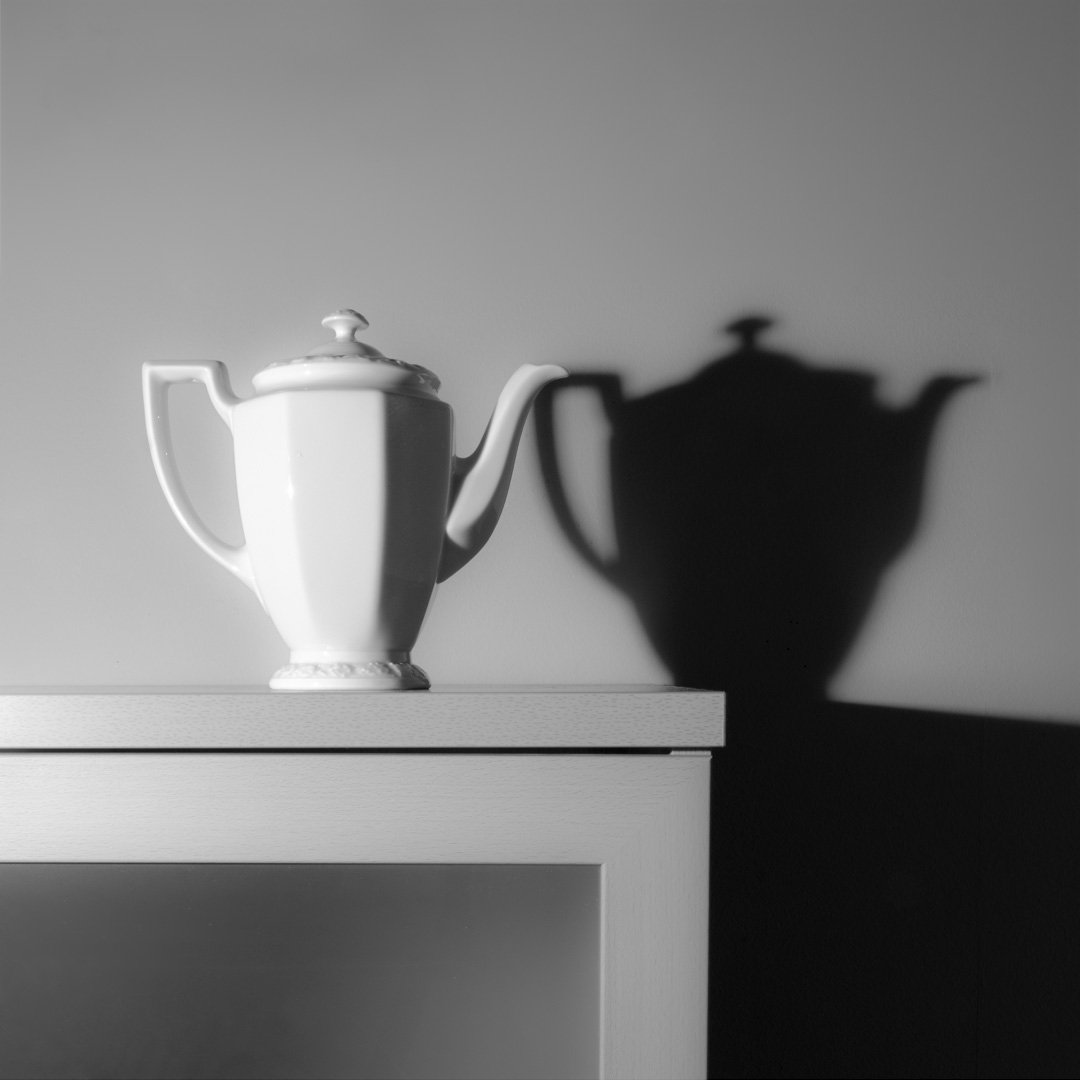 Kaffeekanne mit Schatten von Christian Ebert
