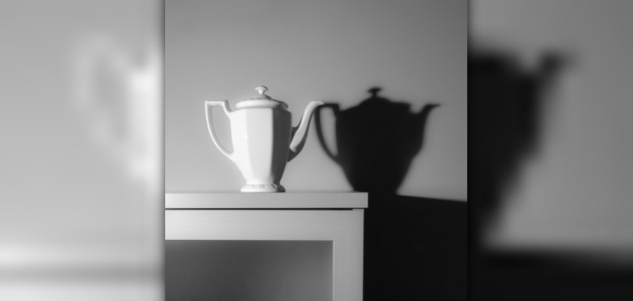 Kaffeekanne mit Schatten von Christian Ebert