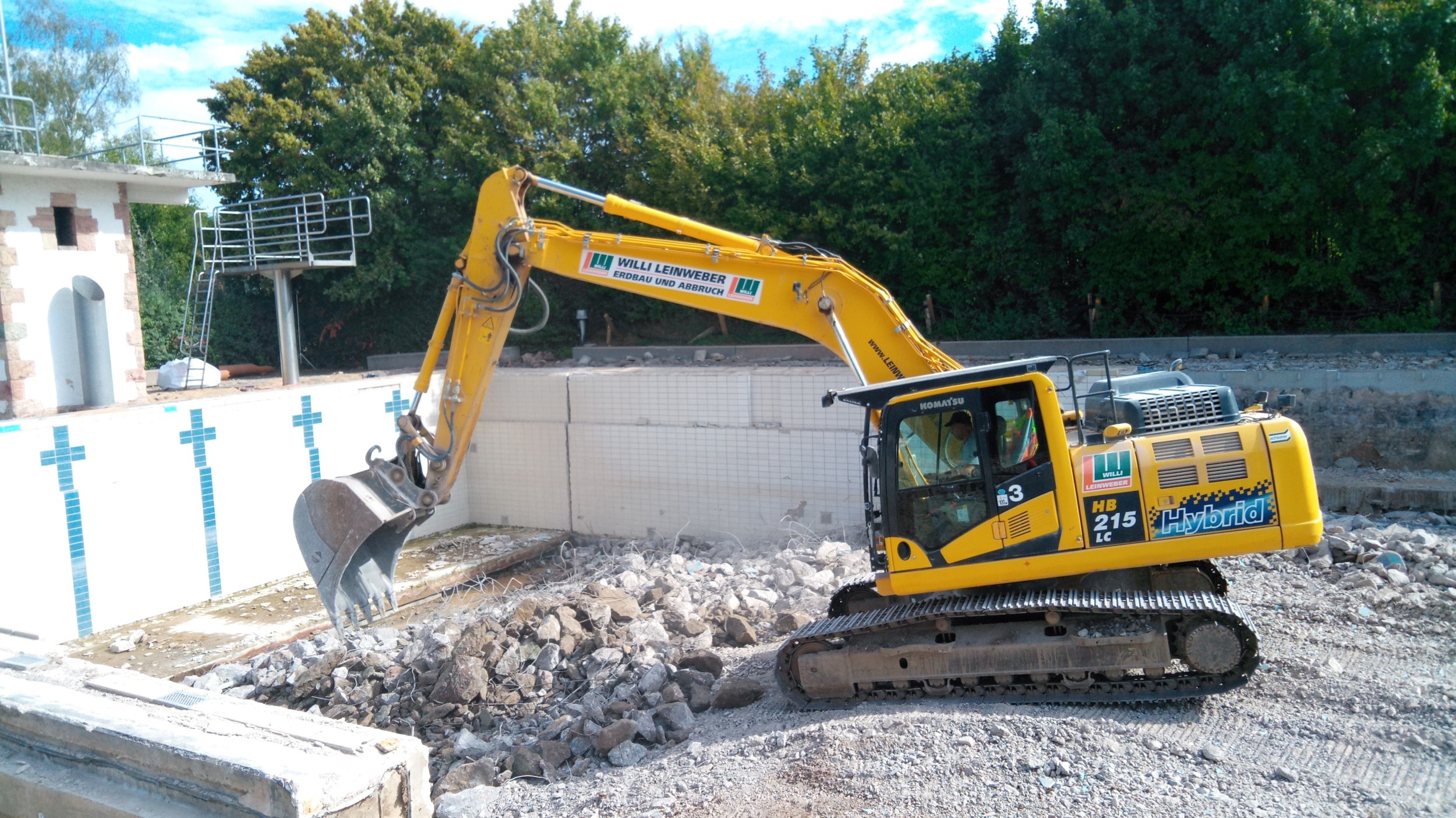 Abbrucharbeiten am Beckenboden. Turm und Beckenstirnwand bleiben stehen
