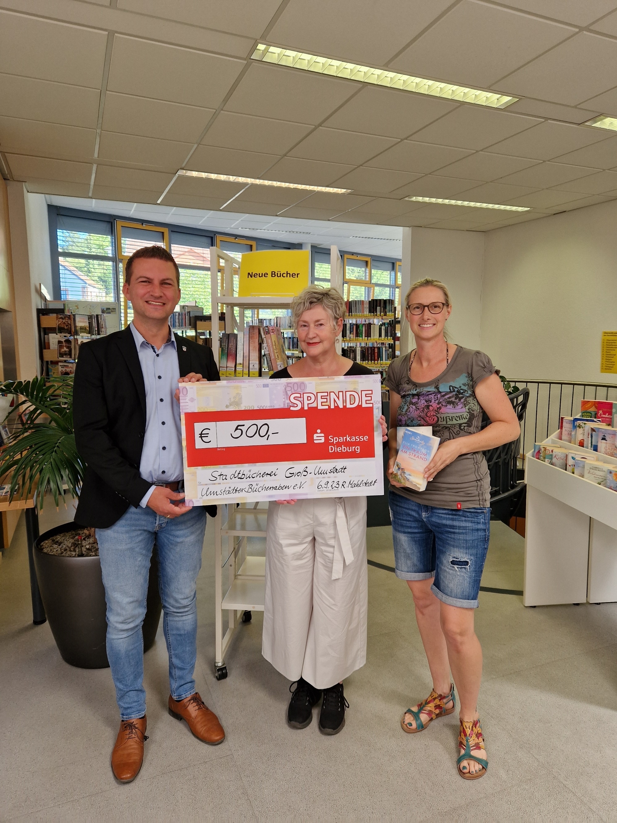 Bürgermeister René Kirch, Rosemarie Mahlstedt von den Bücherraben und Stefanie Bartetzko von der Stadtbücherei