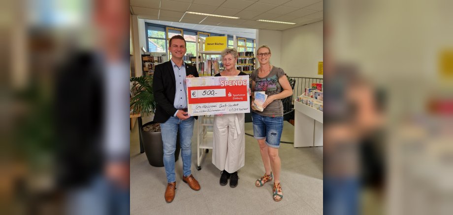 Bürgermeister René Kirch, Rosemarie Mahlstedt von den Bücherraben und Stefanie Bartetzko von der Stadtbücherei