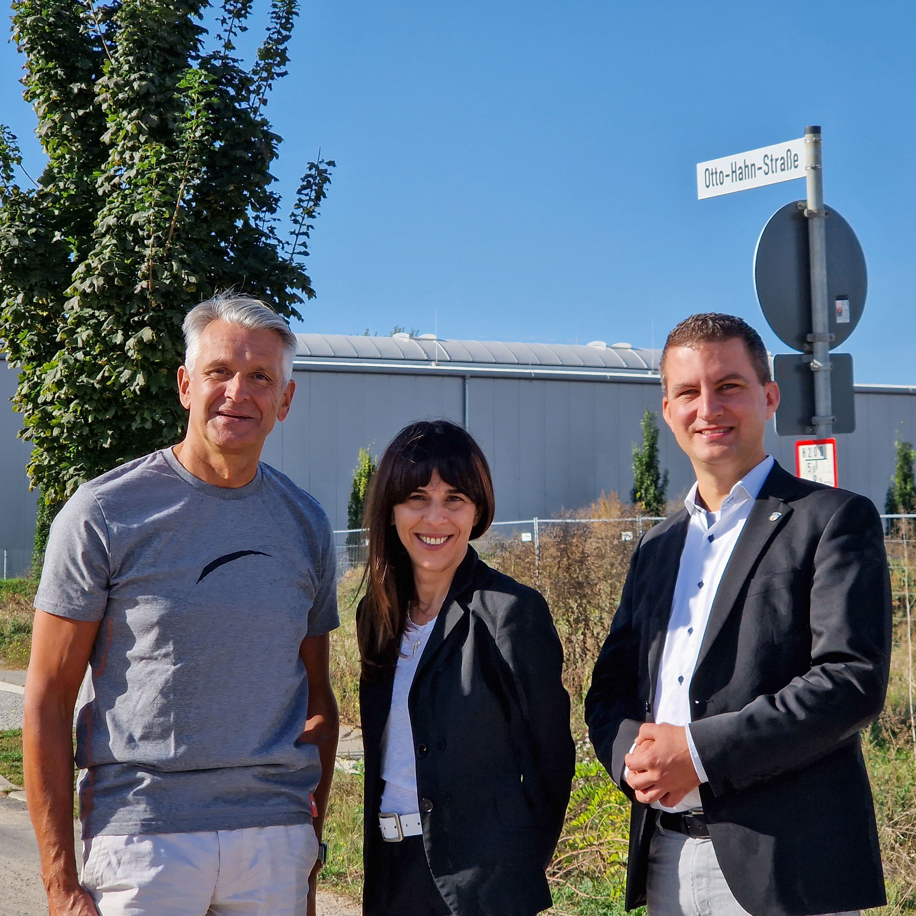 Horst Jachmann und Maria Farruggio-Eiselt, beide gehören der Geschäftsführung an, gemeinsam mit Bürgermeister René Kirch direkt am neuen Firmenstandpunkt