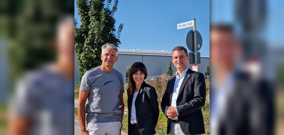 Horst Jachmann und Maria Farruggio-Eiselt, beide gehören der Geschäftsführung an, gemeinsam mit Bürgermeister René Kirch direkt am neuen Firmenstandpunkt