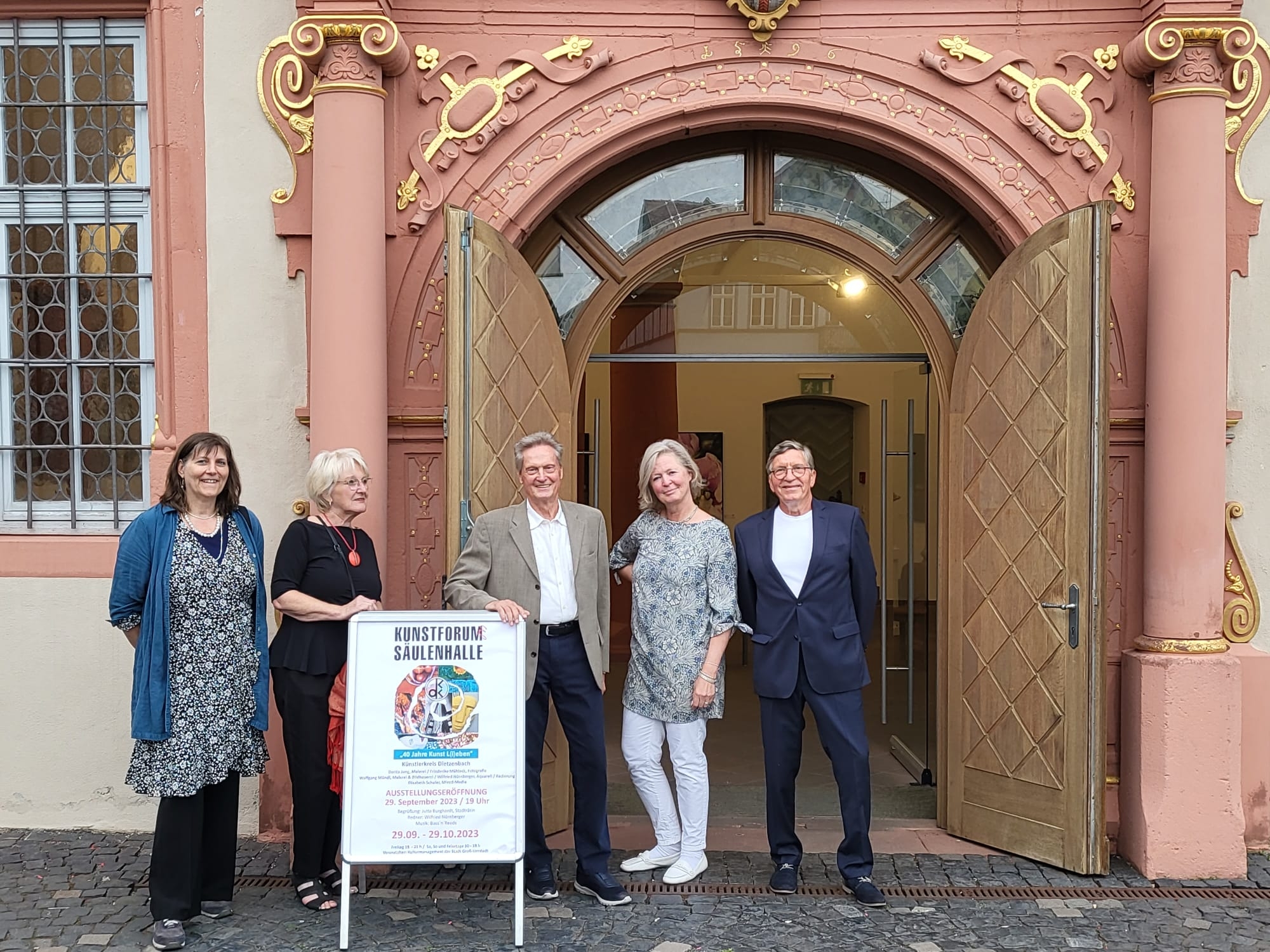 Dietzenbacher Künstlerkreis, von links: Elisabeth Schuler, Dorita Jung, Wilfried Nürnberger, Friederike Mühleck und Wolfgang Mündl vor dem Kunstforum Säulenhalle