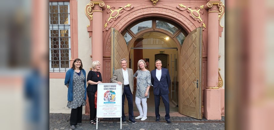 Dietzenbacher Künstlerkreis, von links: Elisabeth Schuler, Dorita Jung, Wilfried Nürnberger, Friederike Mühleck und Wolfgang Mündl vor dem Kunstforum Säulenhalle