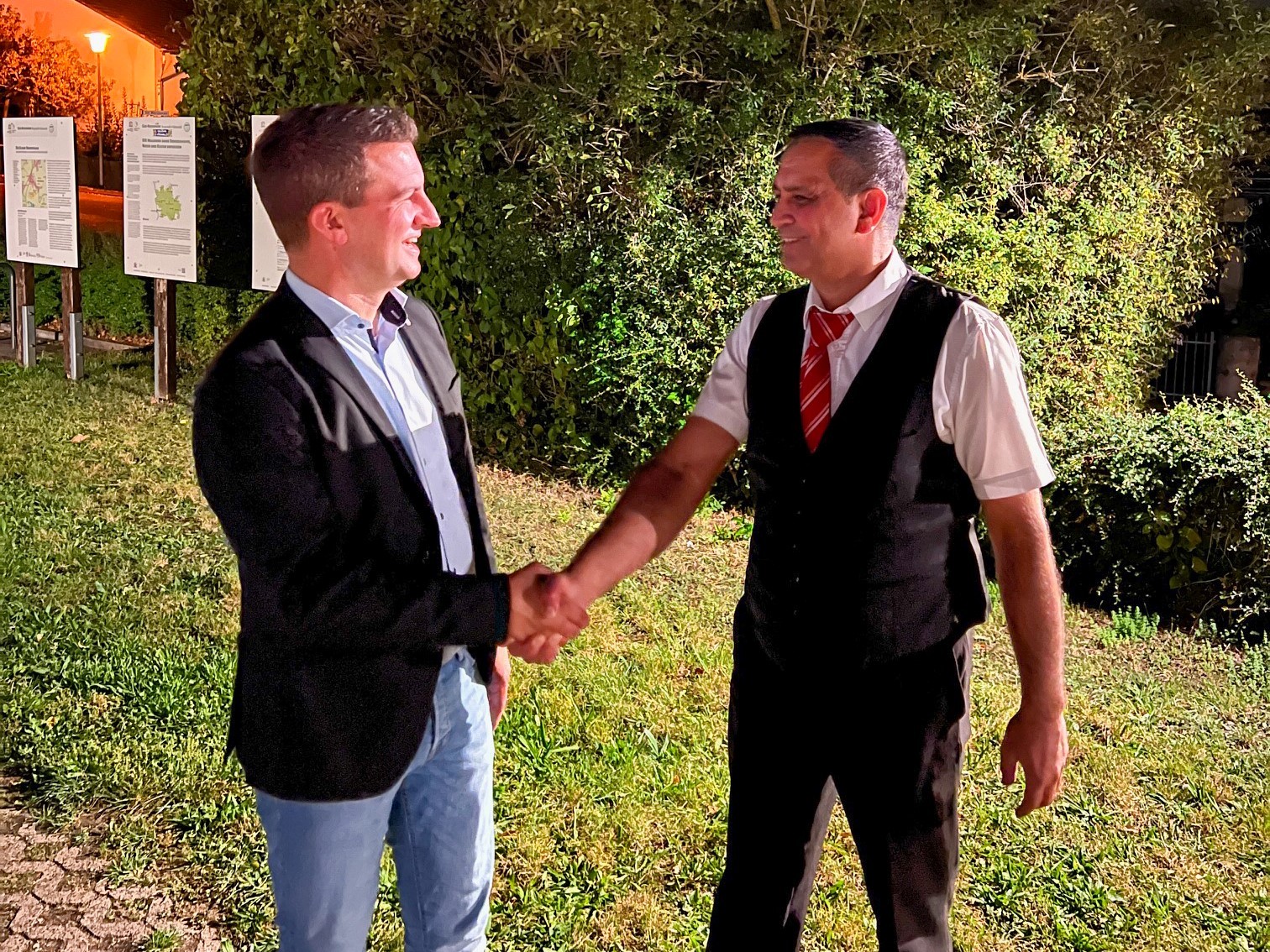 Bürgermeister René Kirch und Gastronom Gurbir Bhalla