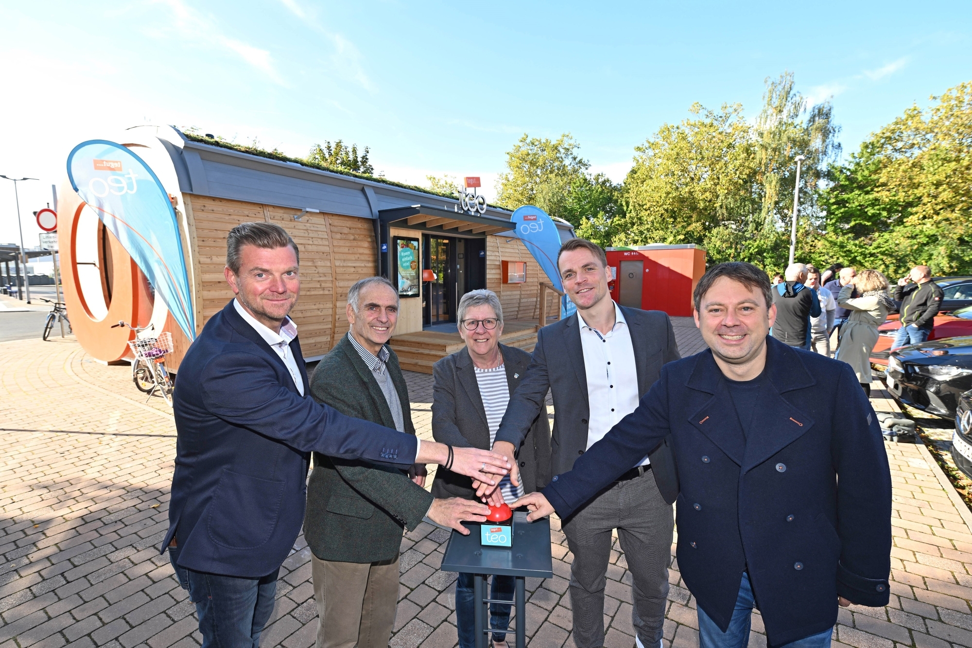 Drückten den symbolischen Buzzer zur Eröffnung des teos in Groß-Umstadt: Thomas Stäb (Geschäftsleiter Vertrieb tegut… teo und Lädchen), Norbert Knöll (Stadtrat Groß-Umstadt), Jutta Burghardt (Stadträtin), Franz-Arnold Hofbauer (Projektleiter Expansion tegut… teo) und Dr. Jens Zimmermann (mdB Wahlkreis Odenwald). 