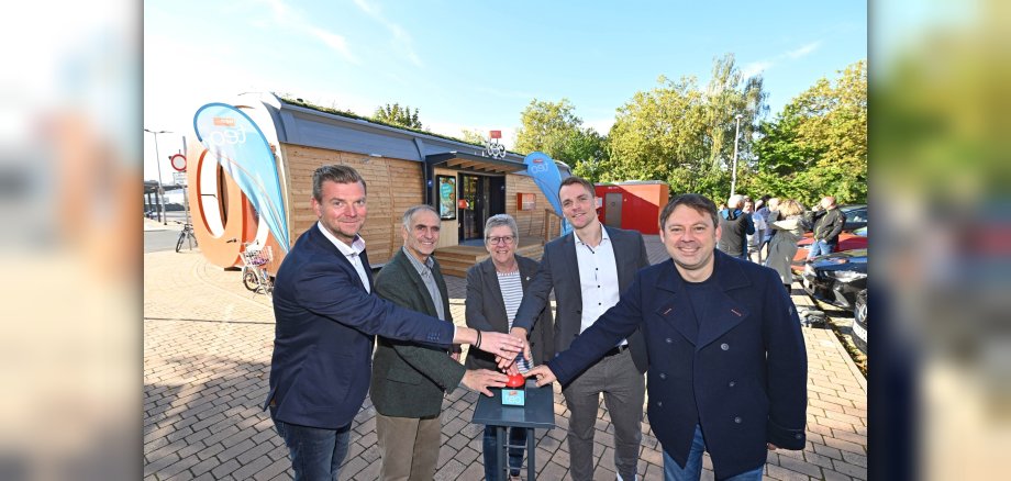 Drückten den symbolischen Buzzer zur Eröffnung des teos in Groß-Umstadt: Thomas Stäb (Geschäftsleiter Vertrieb tegut… teo und Lädchen), Norbert Knöll (Stadtrat Groß-Umstadt), Jutta Burghardt (Stadträtin), Franz-Arnold Hofbauer (Projektleiter Expansion tegut… teo) und Dr. Jens Zimmermann (mdB Wahlkreis Odenwald). 