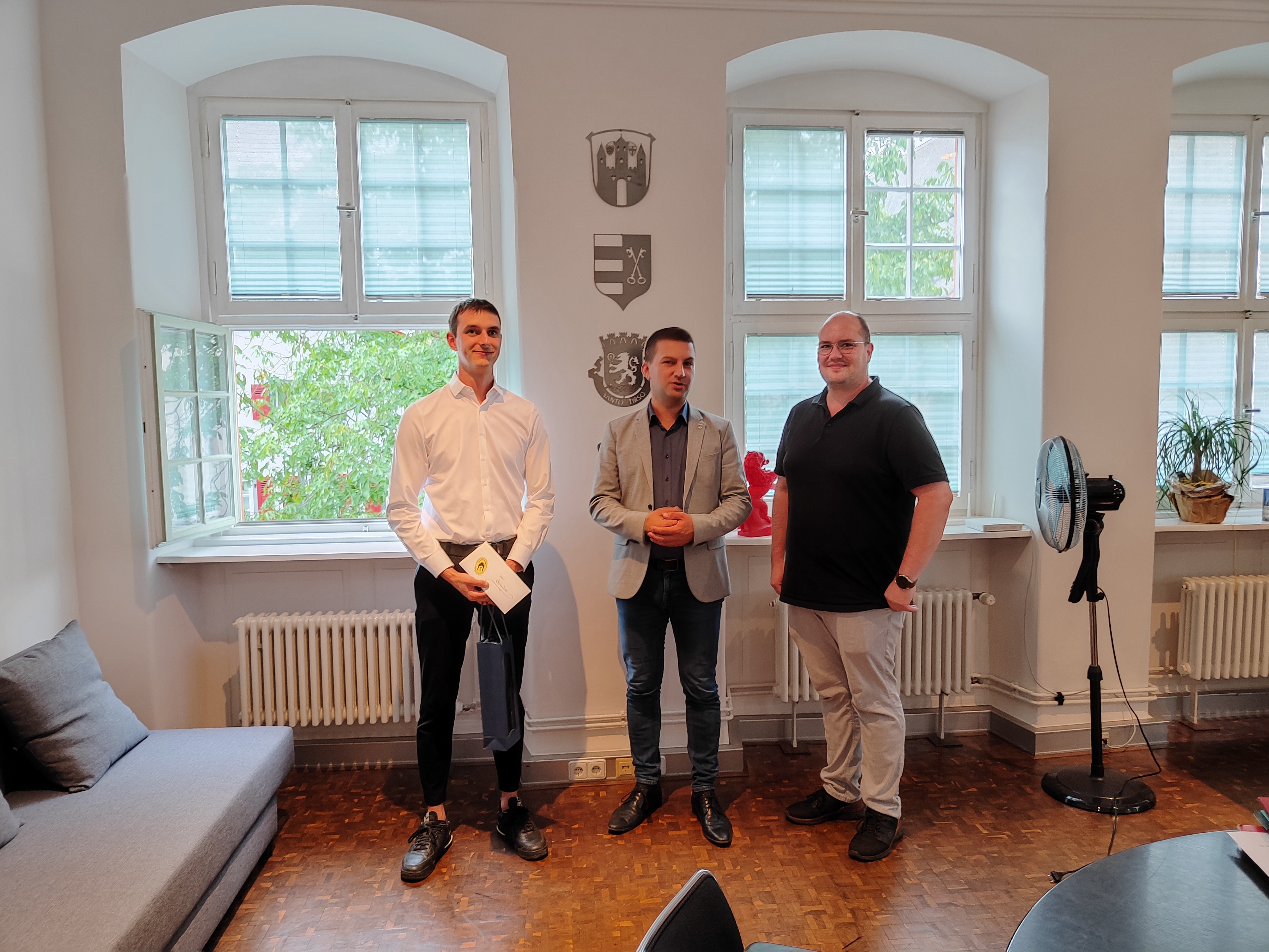 Bürgermeister René Kirch gratuliert dem neuen Wassermeister Christoph Schnürer