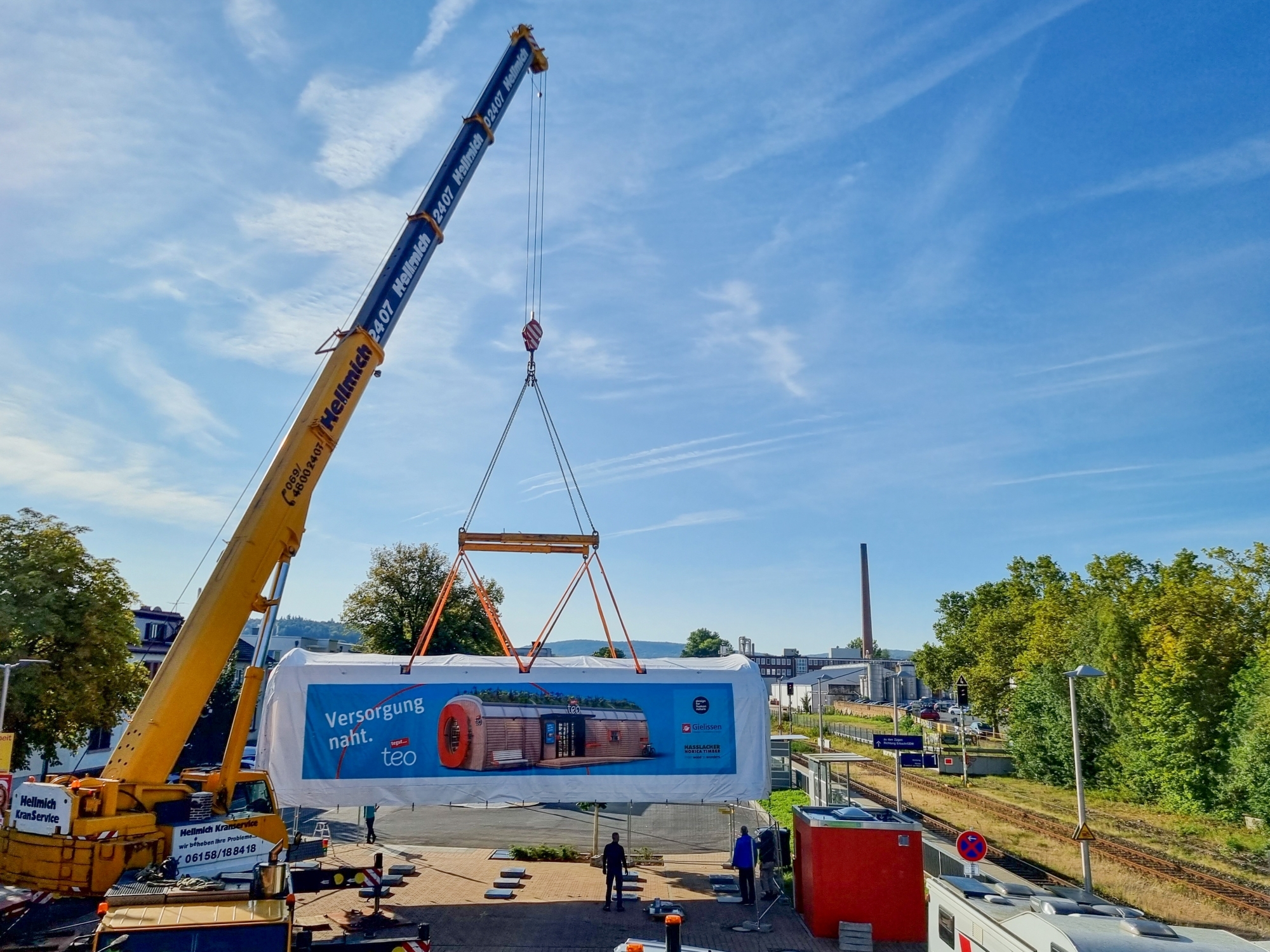 Anlieferung des teo-Marktes mit Schwerlastkran